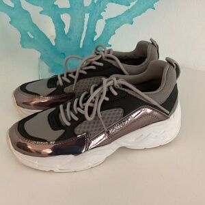 REDUCED KENDALL + KYLIE Women's Fashion Tennis Shoes Gray SneakersSize 7Cute NEW